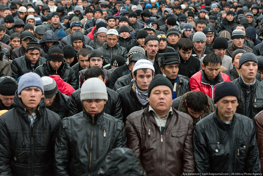 Кто нанял таджиков. Толпа киргизов. Таджики в Москве. Мигранты чурки. Много таджиков.